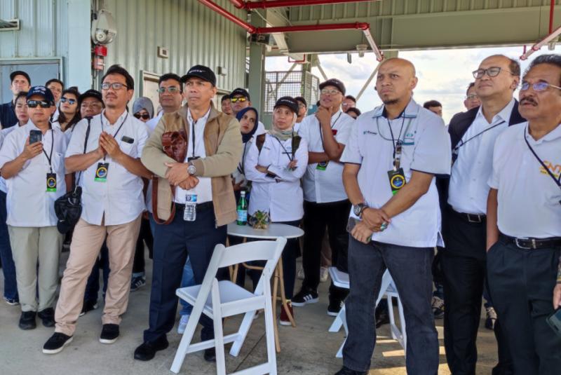 Rombongan Kementerian Kominfo dan BAKTI menyaksikan proses peluncuran 