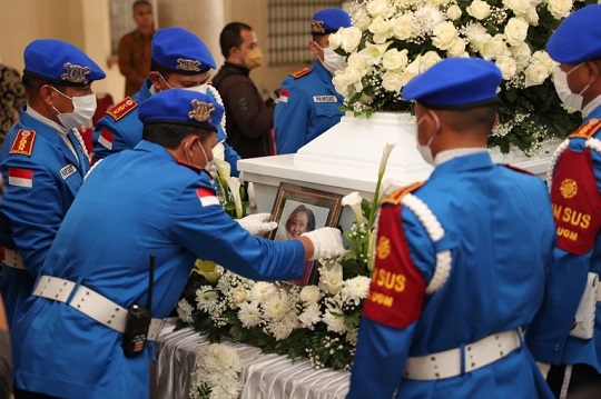 Penghormatan terakhir untuk Guru Besar UGM Sri Adiningsih. DOK UGM