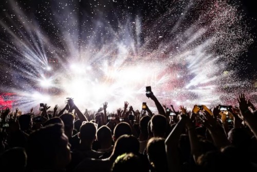 Tak Melulu <i>Flexing</i>, Dosen Psikologi Unesa Sebut Demam Konser Termasuk <i>Self Reward</i>