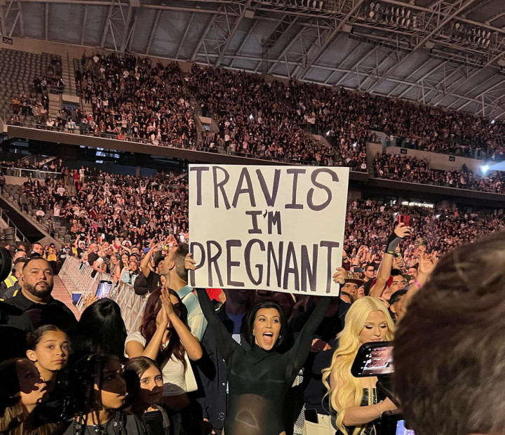 Umumkan Kehamilan di Konser Blink-182, Kourtney Kardashian Dianggap Cari Perhatian