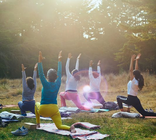 Simak gerakan yoga yang terdiri dari beberapa peregangan untuk meredakan nyeri leher dan bahu. (Foto: Ilustrasi/Dok. Unsplash.com)