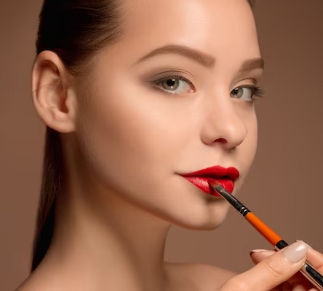 Beberapa orang khawatir bahwa penggunaan lipstik yang konsisten dapat menggelapkan warna alami bibir. (Foto: Ilustrasi. Dok. Freepik.com)