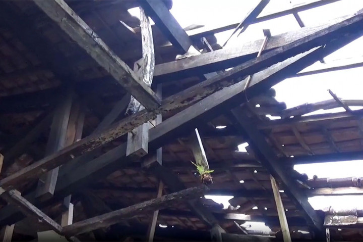 Gedung Sekolah Rusak, Siswa Belajar di Lantai