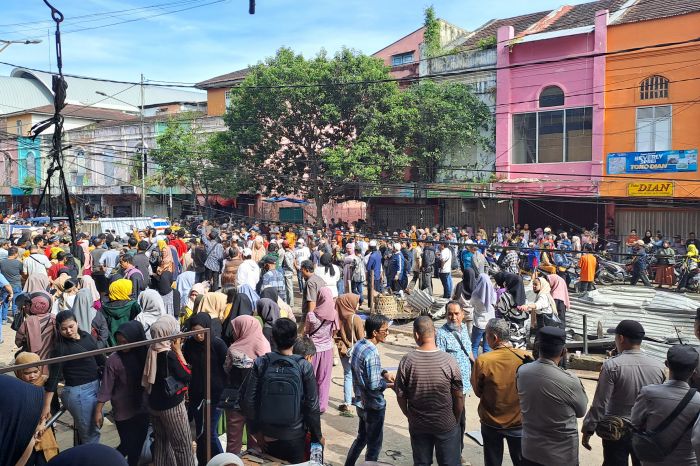 Tak Terima Digusur, Ratusan PKL di Pasar 16 Ilir Palembang Unjuk Rasa