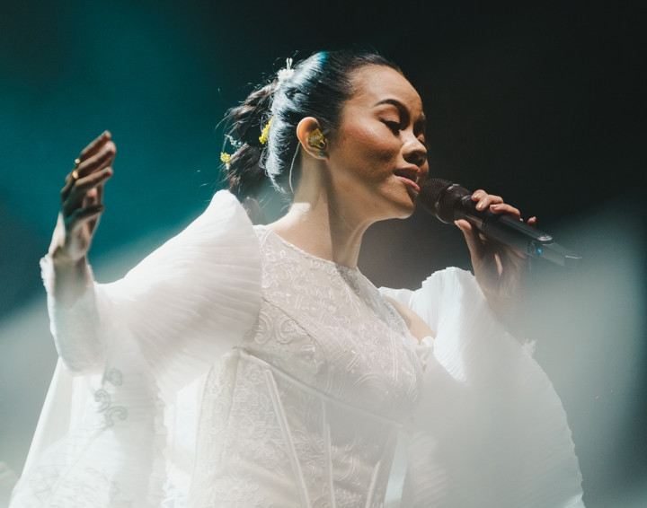 Kilas Balik Pertunjukan Tutur Batin Yura Yunita yang Magis dan Emosional