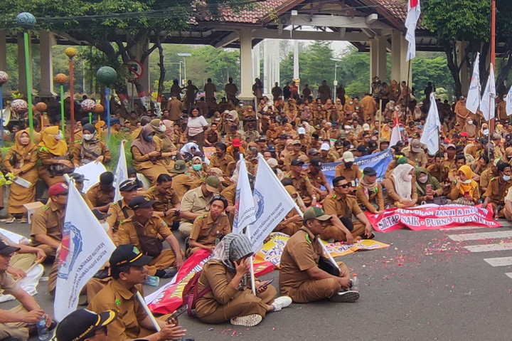 Ratusan Perangkat Desa di Sidoarjo Demo Tuntut Kenaikan Gaji