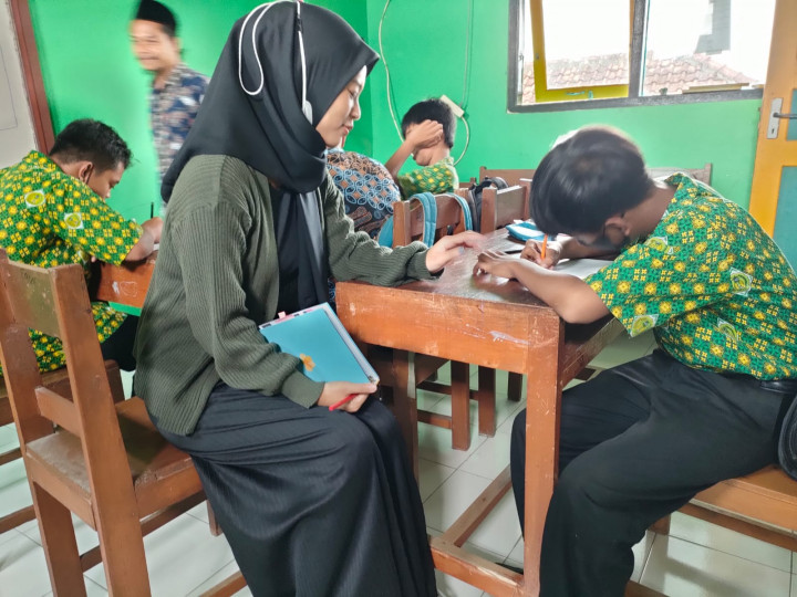 Selesaikan Skripsi, Mahasiswa Difabel UNY Teliti Pembelajaran Seni Rupa Bagi Siswa Berkebutuhan Khusus