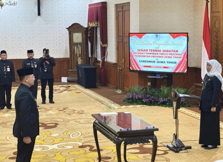 Lantik 6 Kepala OPD Jatim, Khofifah Minta Kadisdik Gercep Atasi Kisruh Zonasi