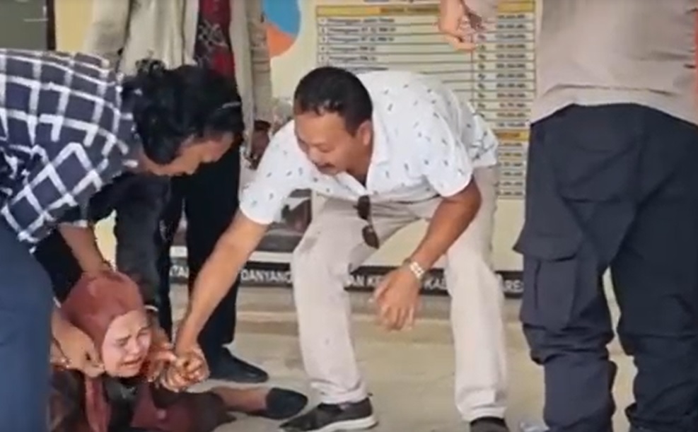 Seorang perempuan mencoba bunuh diri menelan obat di Balai Desa Kendayang, Gresik/metrotv