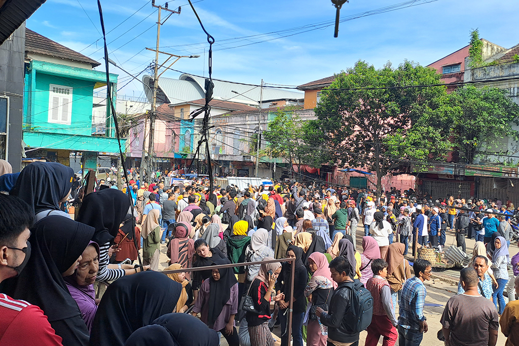 Foto Terpopuler: PKL Pasar Ilir Palembang Unjuk Rasa hingga Penembakan di Sekolah Brasil