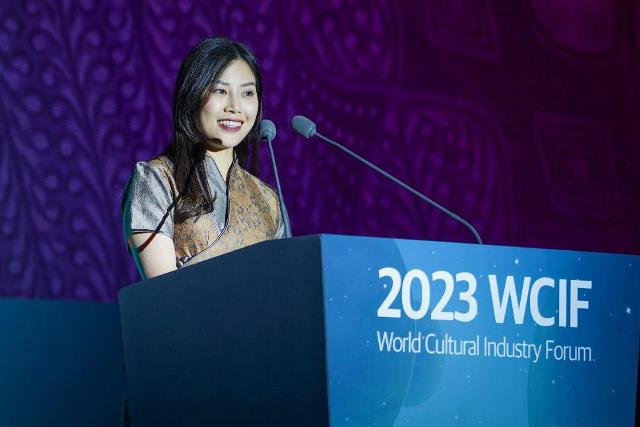 Wamenparekraf promosikan kain songket sumsel dalam Indonesian Night di Daegu, Korea Selatan. (Foto: Dok. Birkom Kemenparekraf)