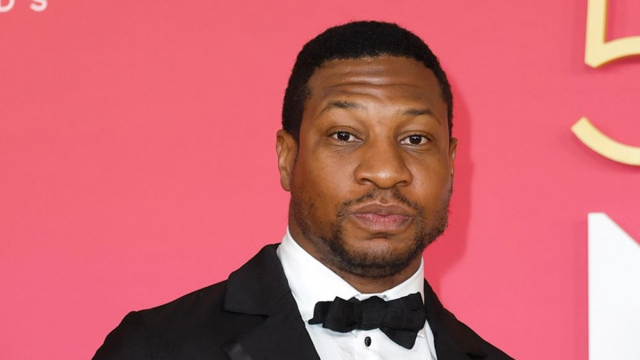 Jonathan Majors Hadiri Sidang Dugaan Kekerasan Bersama Pacar Baru