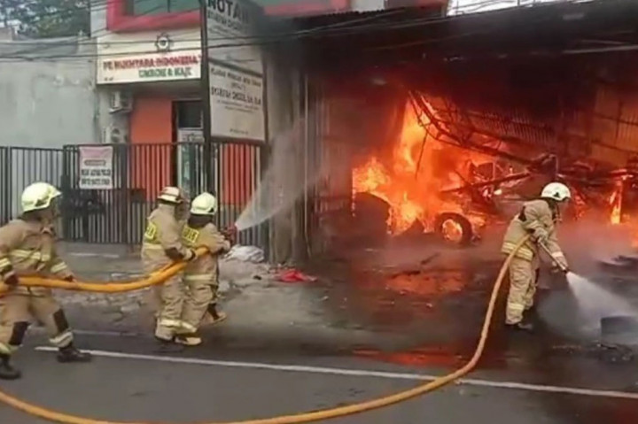 Akibat Bocah Main Korek Api, Bengkel Ban Ludes Terbakar
