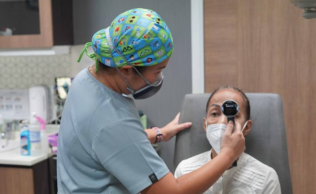Kenali gejala katarak dan solusi yang paling tepat. (Foto: Dok. KMN EyeCare)
