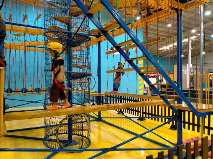 Liburan Telah Tiba, Coba Ajak Anak Bermain Wahana Trampoline