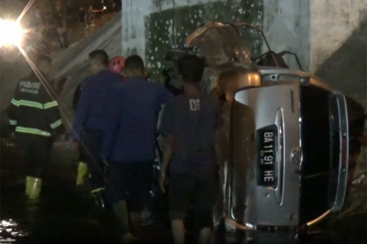 Tertabrak KA, Minibus Jatuh ke Sungai, Dua Penumpang Kritis