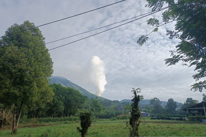 Amati Perubahan Bentuk, Pos PGA Pasang 2 Alat Deteksi di Gunung Lokon