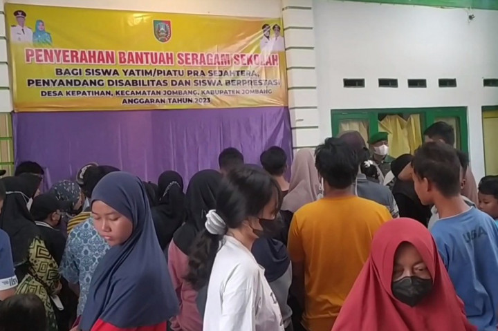 Ratusan Warga di Jombang Berebut Seragam Sekolah Gratis