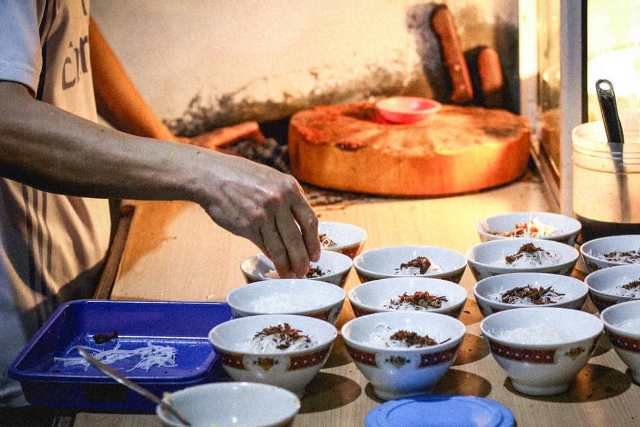 HUT Jakarta, saatnya coba kuliner legendaris. (Foto: Dok. Instagram Soto Padang H. Sutan Mangkuto/@soto_padang_mangkuto)
