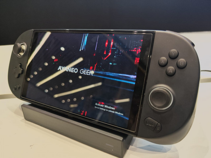 Erajaya Mulai Pamer Ayaneo Geek, Handheld Gaming Harga Rp20 Jutaan
