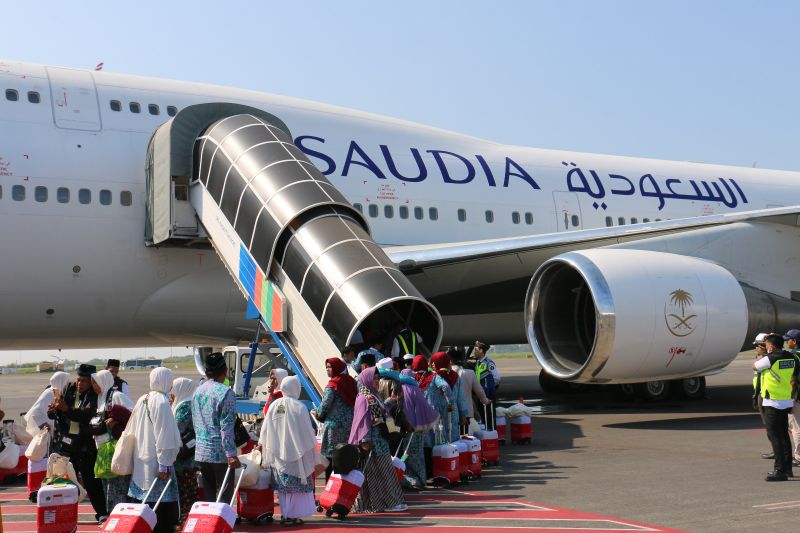 Jemaah calon haji yang berangkat melalui Bandara Internasional Juanda Surabaya, Kamis, 22 Juni 2023. Antara/HO AP I Juanda
