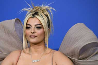 Bebe Rexha Minta Penggemar Tak Menimpuknya dengan Ponsel Lagi