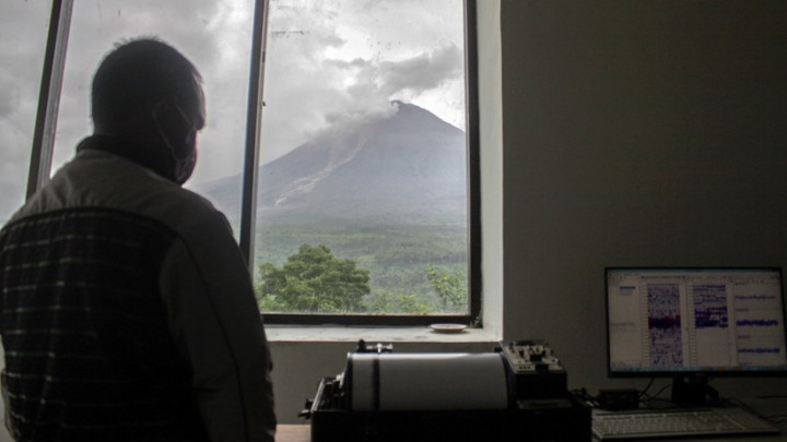 Gunung Semeru Muntahkan Awan Panas Guguran Sejauh 3,5 Km