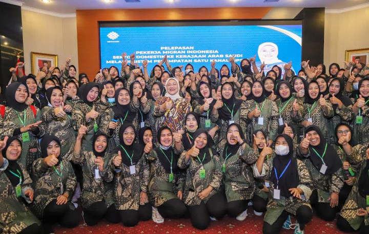 Menaker Lepas 100 Pekerja Migran Program SPSK ke Arab Saudi