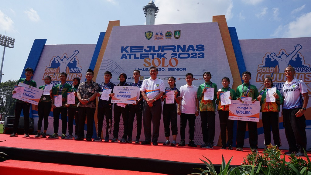 Foto bersama seremoni penyerahan hadiah Kejurnas Atletik 2023. (Foto: Istimewa)