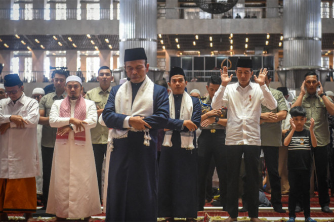 Presiden Joko Widodo mengajak cucu pertamanya, Jan Ethes Srinarendra, melakukan salat Jumat di Masjid Istiqlal, Jakarta, Jumat, 23 Juni 2023.