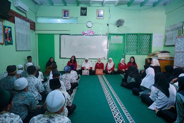 Meriahkan HUT Jakarta, Dharma Wanita Sarana Jaya Lakukan Bakti Sosial