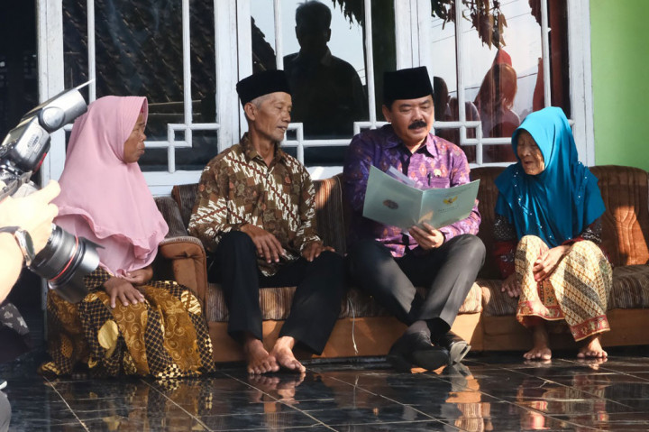 Menteri ATR Serahkan Sertifikat Tanah di Garut