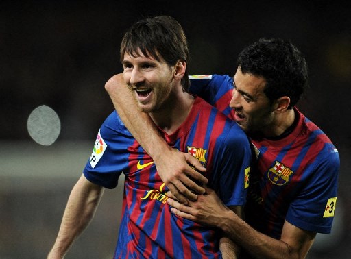Kebersamaan Sergio Busquets bersama Lionel Messi ketika masih berseragam Barcelona. (LLUIS GENE / AFP)