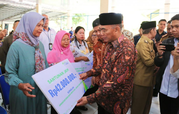 Serahkan Santunan BPJS Ketenagakerjaan, Menko PMK: Cegah Keluarga Jatuh Miskin