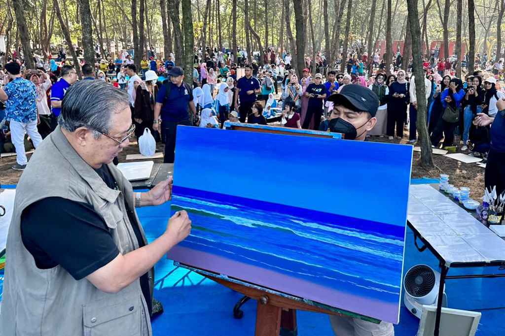 Melukis Bareng Ratusan Pelajar Pacitan, SBY Selesaikan Lukisan Pantai Pancer Dorr