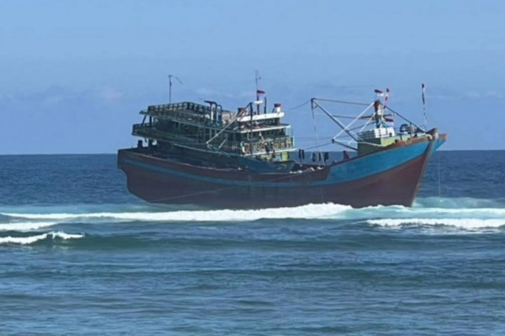 Kapal Ikan Tabrak Karang di Perairan Banyuwangi, Satu ABK Tewas