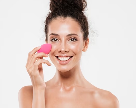 Untuk mendapatkan hasil make up yang natural, kamu disarankan untuk memakai spons saat mengaplikasikan alas bedak. (Foto: Ilustrasi. Dok. Freepik.com)