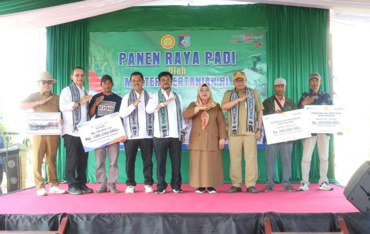 Kunker ke Lombok Barat, Mentan Juga Beri Bantuan JUT Petani