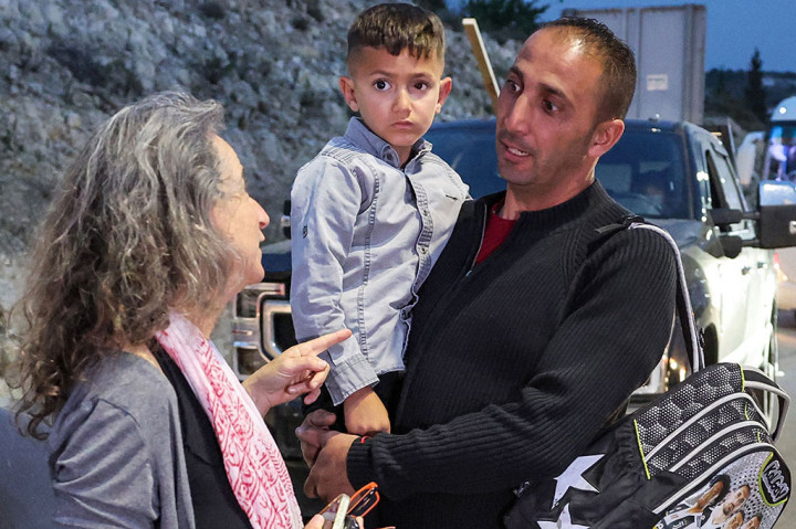 Saat Relawan Israel Bantu Warga Palestina Pergi ke RS