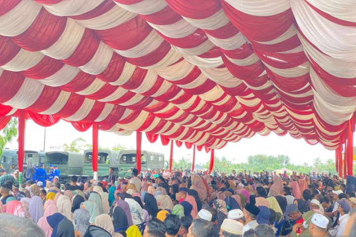 Ribuan Warga Pidie Terima Bansos Sambut Kedatangan Presiden Jokowi