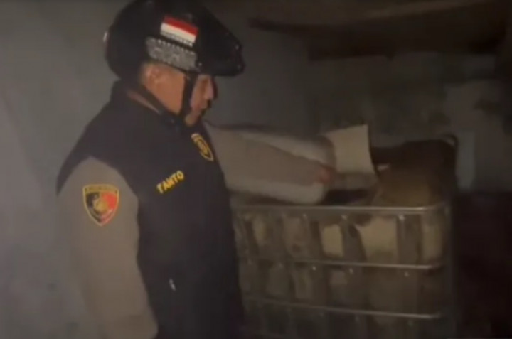 Ribuan Liter Solar Ketahuan Ditimbun di Bekas Kolam Renang di Jember