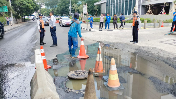 Luapan Limbah Bikin Jalan Benhil Raya Rusak