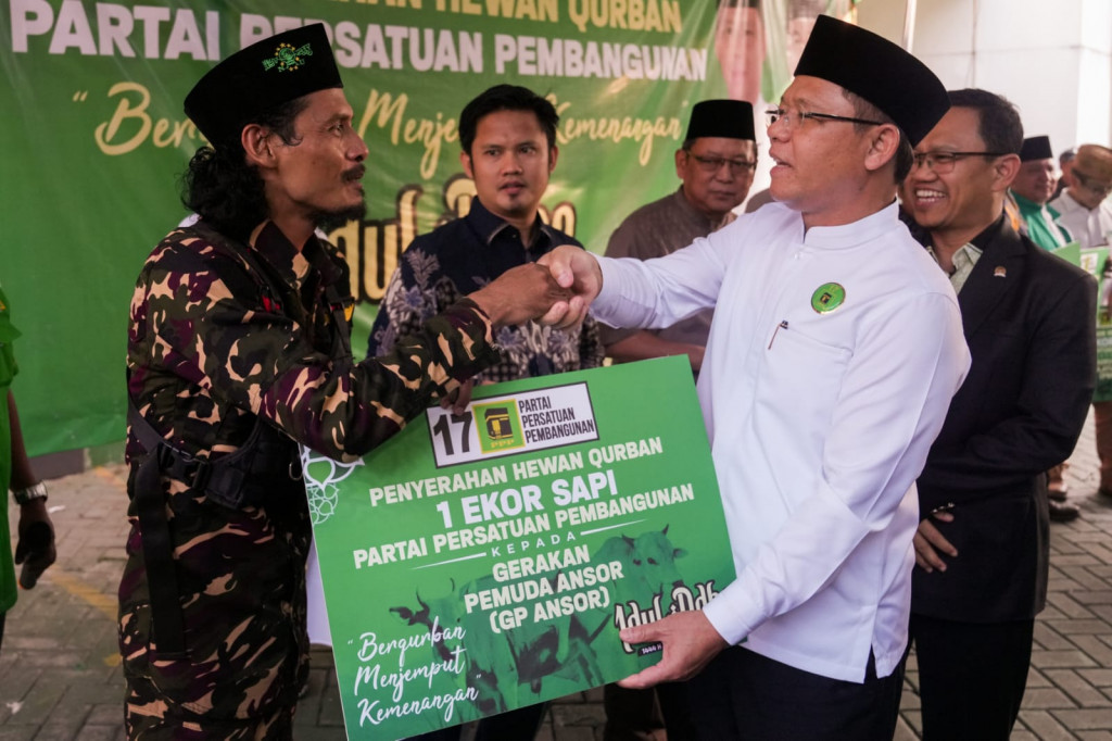 Plt Ketum  PPP Mardiono saat menyerahkan hewan kurban