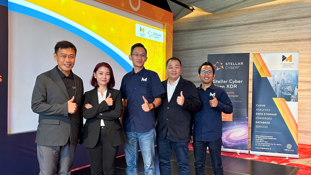 (dari kiri ke kanan)  Dominic Neo - Director of Sales Asia of Stellar Cyber; Ivon Susan - Country Manager of Stellar Cyber Indonesia; Yuwono Pranata - CEO Mega Buana Teknologi; Samuel H Winata - Presales of Stellar Cyber Indonesia; Syamsul Akbar - Technic