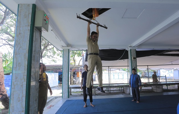 Wakil Wali Kota Tangerang, Sachrudin, mencoba alat pengangkatan sapi usai disembelih Electric Chain Hoist. Medcom.id/ Hendrik Simorangkir