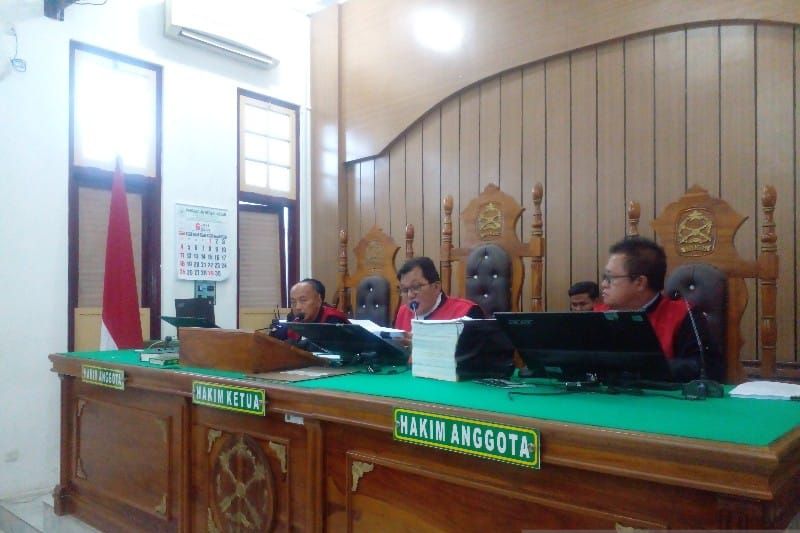 Hakim Ketua Dahlan (tengah) membacakan amar putusan terhadap terdakwa Apin BK melalui virtual di PN Medan, Selasa (27/6/2023). (ANTARA/M Sahbainy Nasution)