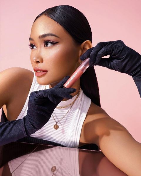 Sarah Tumiwa Beri Tips Glowing Up Rawat Wajah dan Bibir