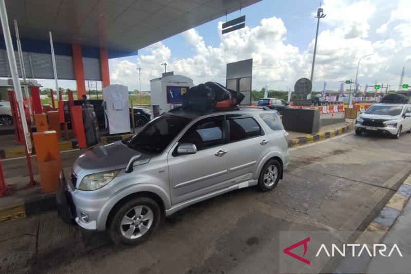 Kendaraan melintasi JTTS ruas Kayuagung-Palembang, Sumatera Selatan, melalui GT Kramasan, Ogan Ilir. (ANTARA/M Riezko Bima Elko P)