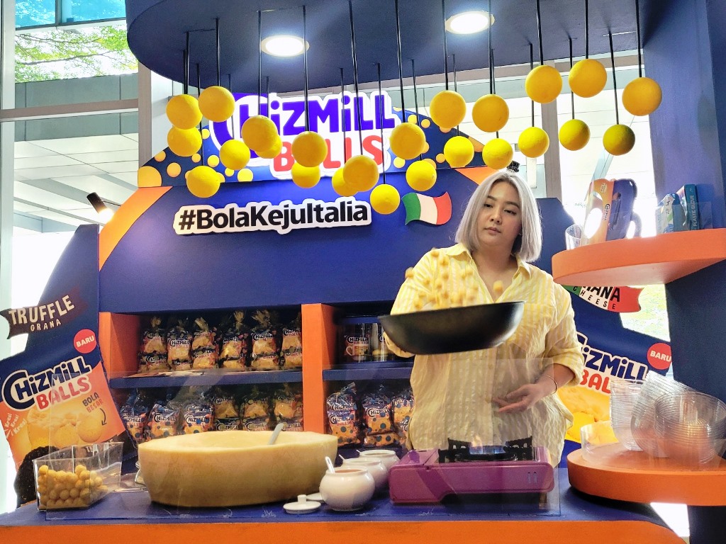 Devy Anastasia, finalis MasterChef Indonesia Season 9 melakukan demo masak makanan berbahan keju Grana Padano. Dok. Ist