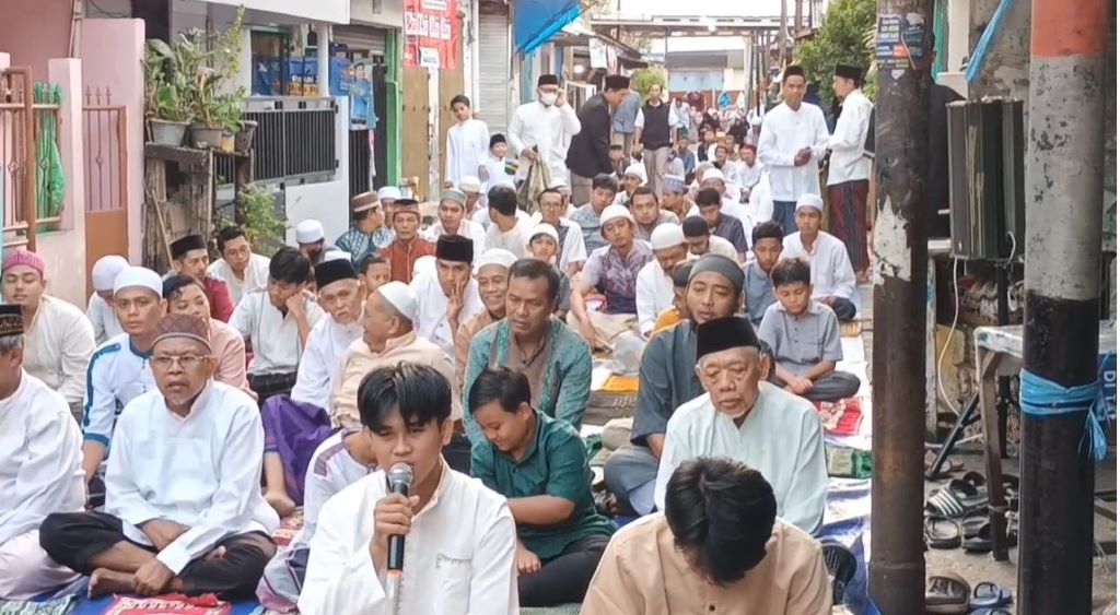 ?Ratusan warga Kelurahan Bidara Cina Jaktim salat Iduladha pagi ini. MetroTV/Sumantri